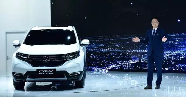 作為全球最暢銷的SUV， CR-V創(chuàng)造了無(wú)數(shù)個(gè)奇跡。撇開全球不說，從2004年CR-V被引進(jìn)到中國(guó)市場(chǎng)以來，就開拓了城市SUV市場(chǎng)，開啟了國(guó)內(nèi)高品質(zhì)SUV生活潮流。進(jìn)取之路永不停止，就在此次上海車展期間，東風(fēng)本田CR-V也終于迎來了全新?lián)Q代，實(shí)現(xiàn)了從內(nèi)到外的全面革新。
